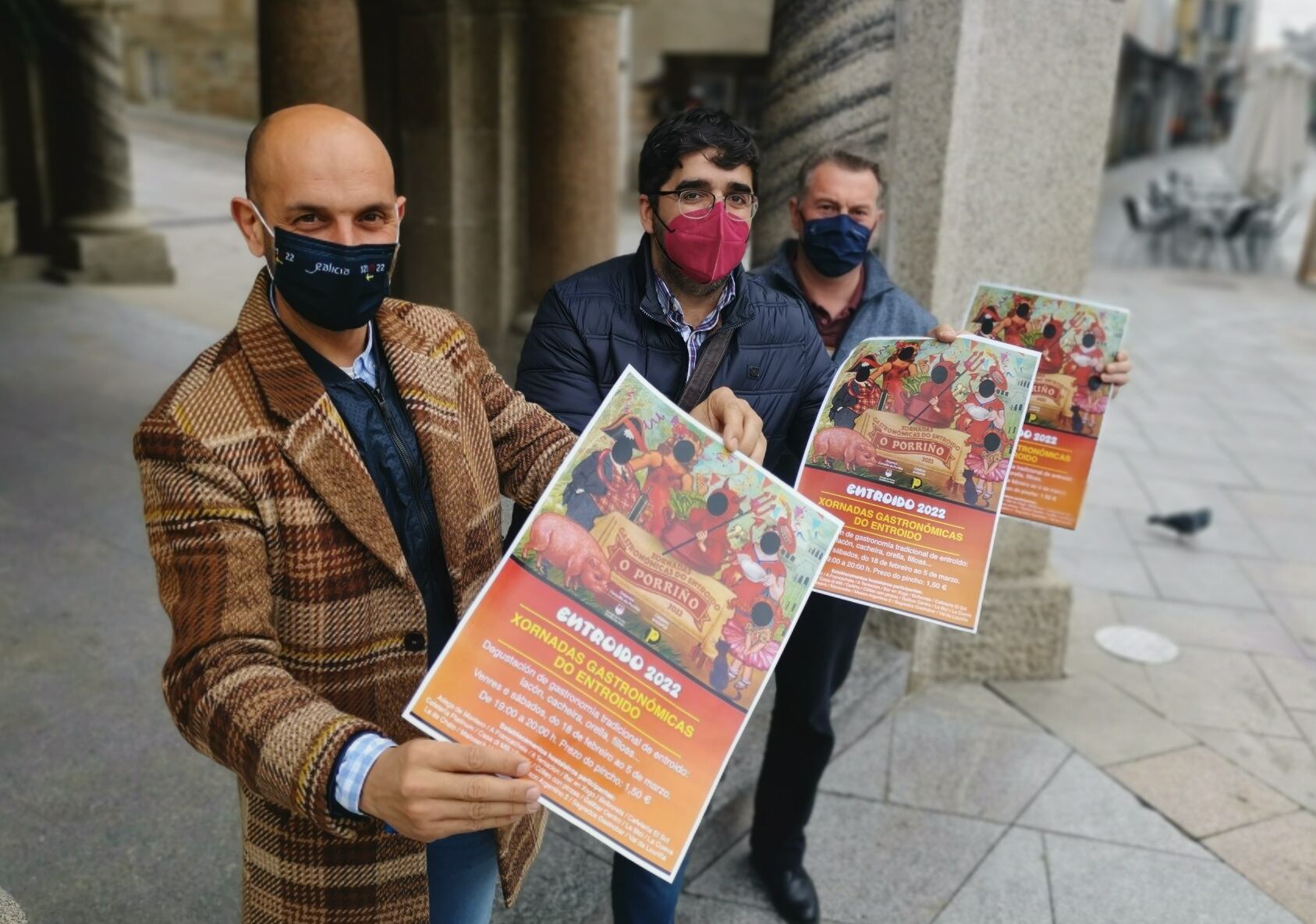 El alcalde con el cartel