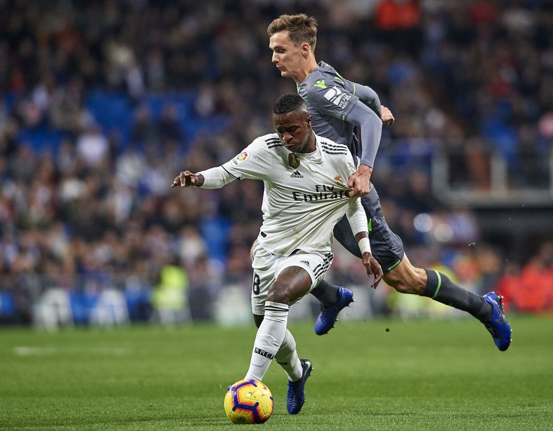 Vinicius, agarrado por Diego Llorente en el partido de LaLiga en el que enfrentó a la Real Sociedad