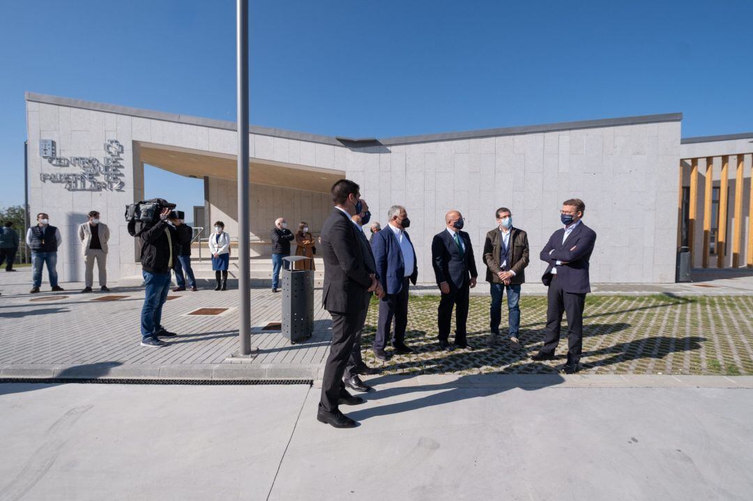 El presidente de la Xunta, Alberto Núñez Feijóo, este lunes en una visita al nuevo centro de salud de Paderne de Allariz (Ourense).