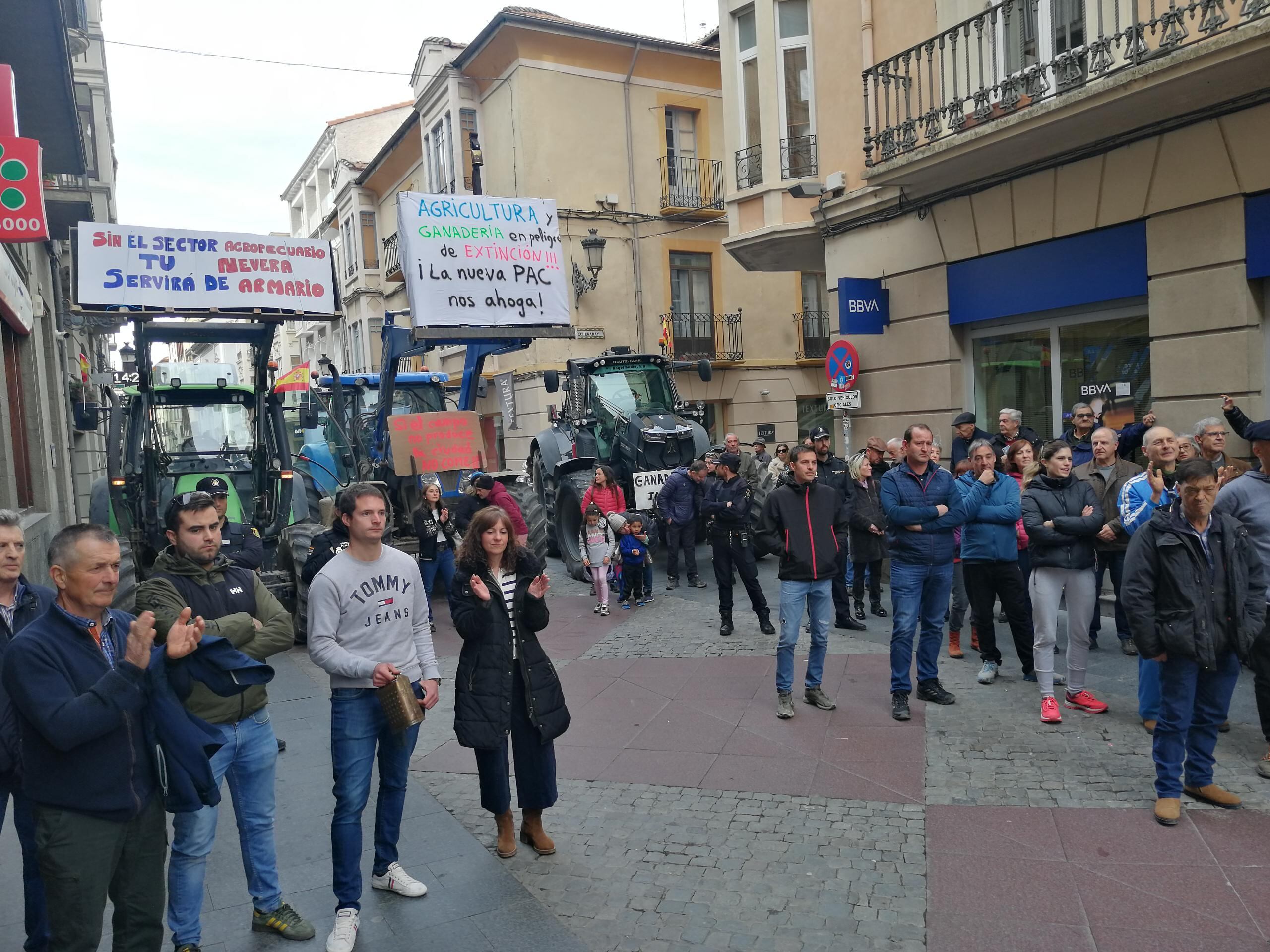 Seis de los tractores llegaban a la calle Mayor, en una marcha comunicada a la policía y el ayuntamiento