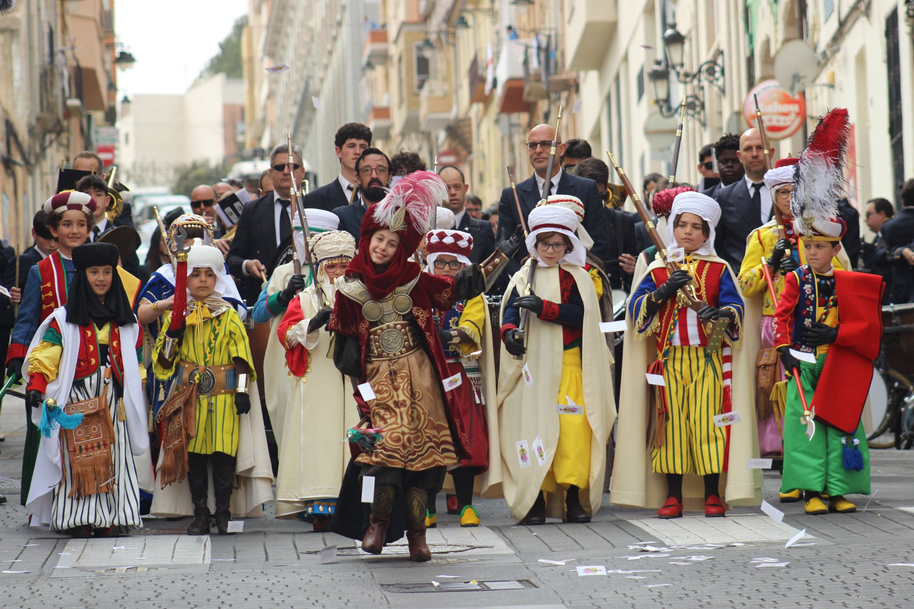 El bando moro desfilando por el Partidor seguido por la Unió Musical d&#039;Alcoi