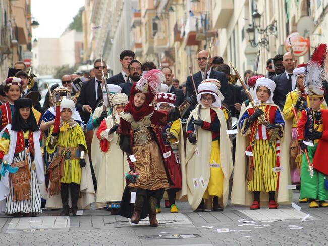 El bando moro desfilando por el Partidor seguido por la Unió Musical d'Alcoi