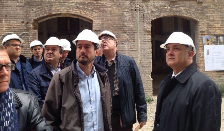 Sarrià, Peris y Calabuig durante la visita al edificio.