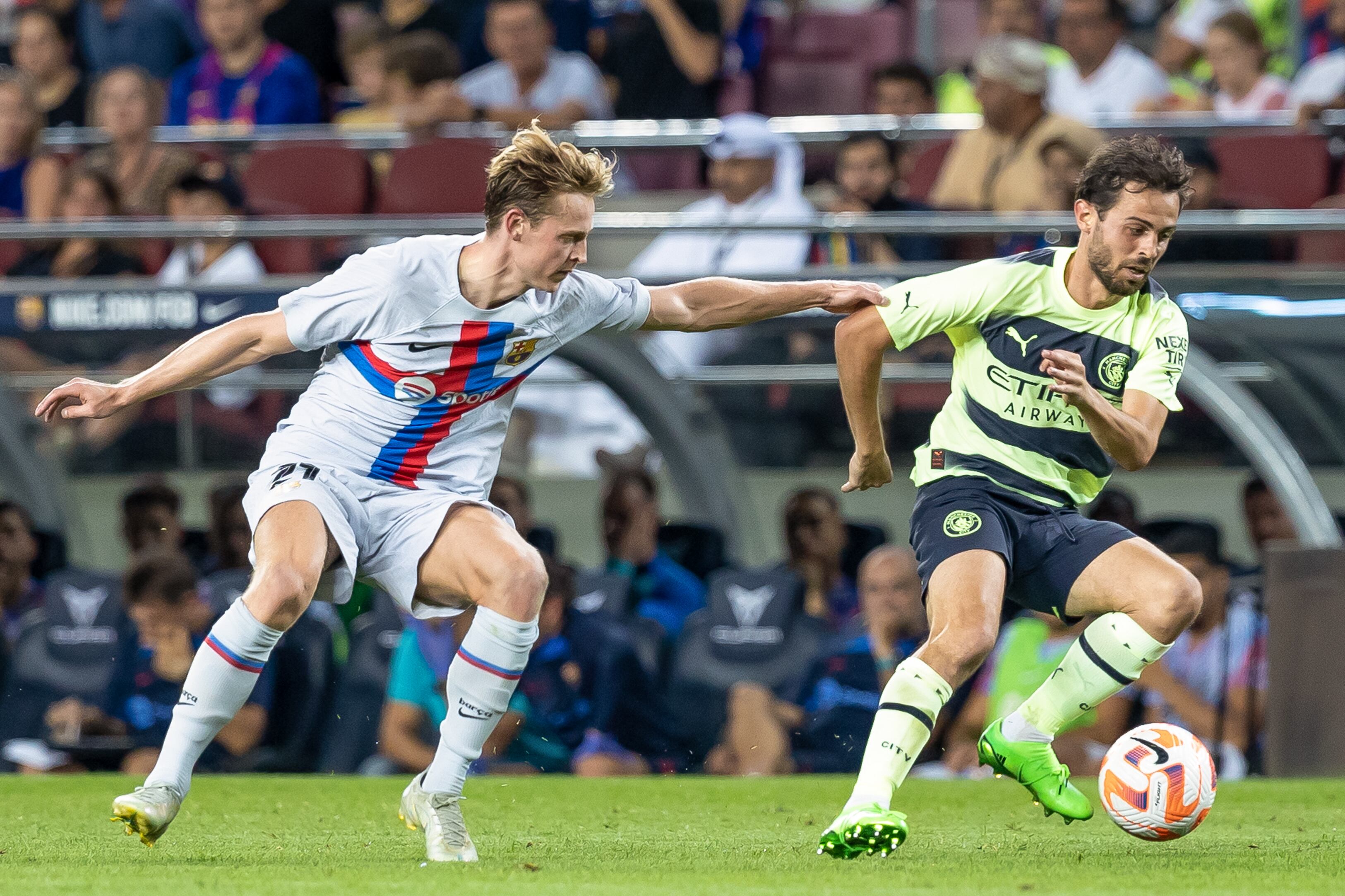 De Jong y Bernardo Silva, durante el partido amistoso entre el FC Barcelona y el Manchester City disputado en el Camp Nou (Photo by DAX Images/Orange Pictures/BSR Agency/Getty Images)