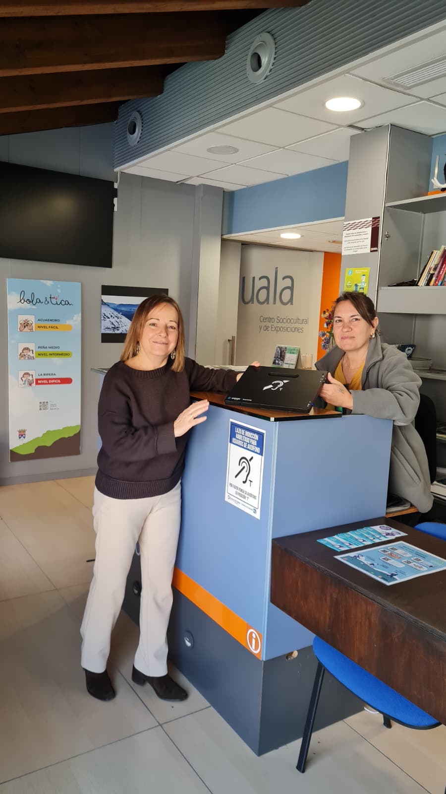 Ha incorporado cuatro bucles magnéticos portátiles de sobremesa destinados a mejorar la atención a las personas con discapacidad auditiva