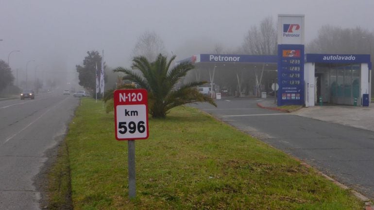 Un encapuchado ha atracado a punta de pistola una gasolinera en el municipio de Ribadavia, durante el que un empleado recibió un disparo.