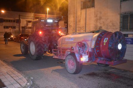 Agricultores voluntarios recorren calles de Linares para su desinfección