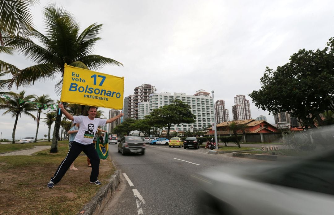 A supporter of presidential candidate Jair Bolsonaro is seen in front of the Bolsonaro&#039;s condominium at Barra da Tijuca neighborhood in Rio de Janeiro, Brazil October 4, 2018. Picture taken October 4, 2018. 