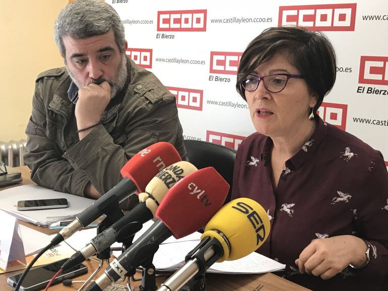 En la rueda de presna, Teresa Eva Martínez, y Xosepe Vega