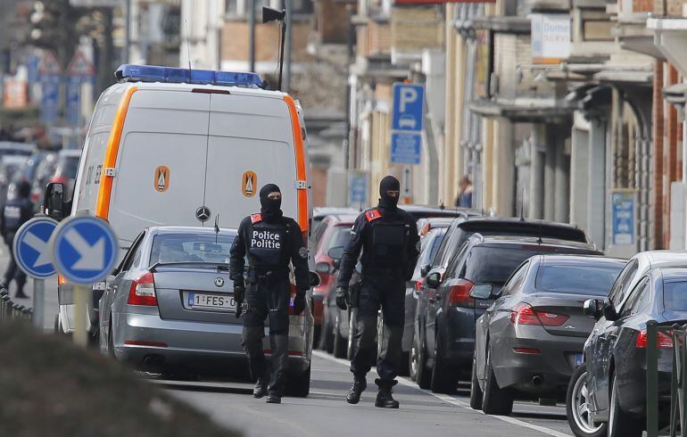 Policías patrullan en el distrito de Schaerbeek de Bruselas (Bélgica) durante una nueva operación policial 