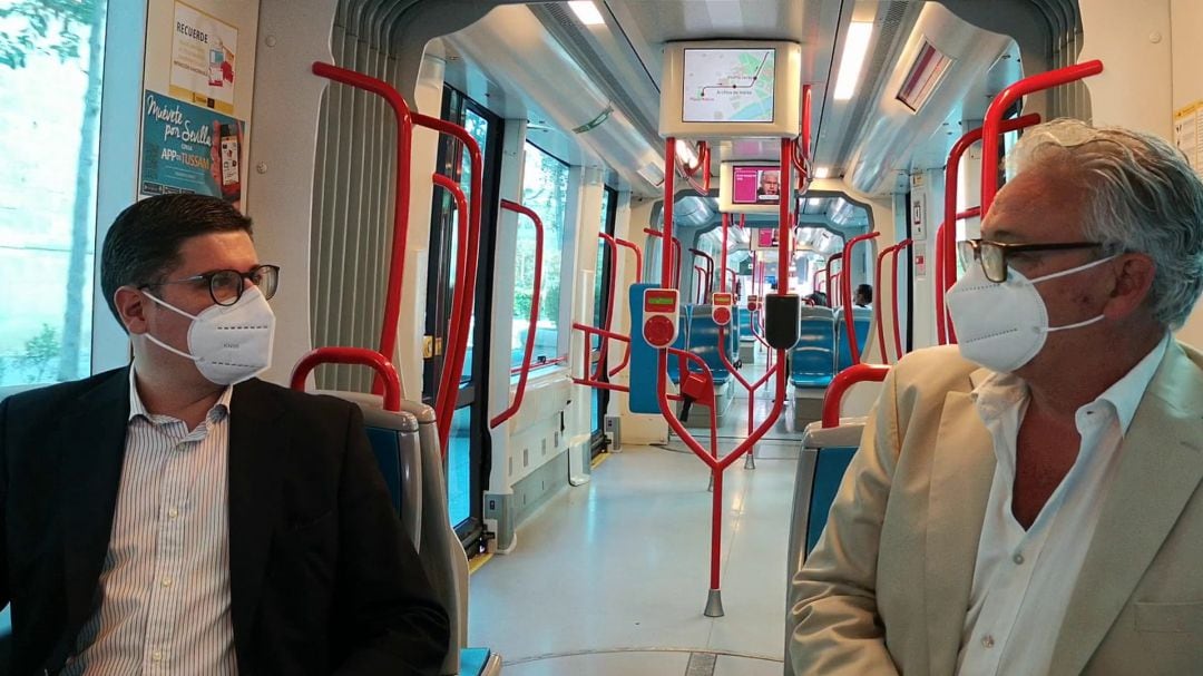 Álvaro Pimentel, a la izquierda de la imagen, junto al concejal de Ciudadanos en el Ayuntamiento de Sevilla Miguel Ángel Aumesquet