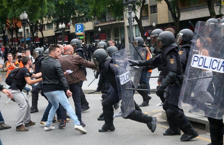 Agentes de la policía nacional intentando retirar a los concentrados en el instituto IES Tarragona el 1-O