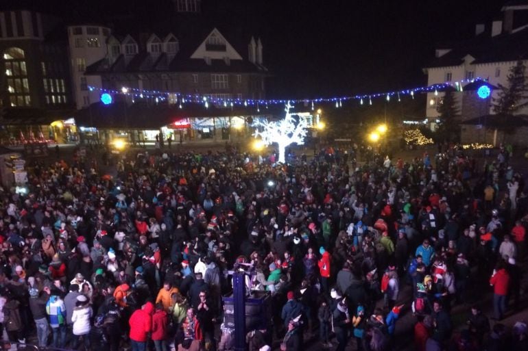 Fiesta de Nochevieja en la Plaza de Andalucía de Pradollano en Sierra Nevada