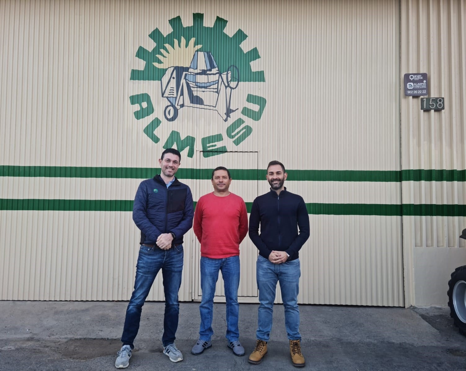 Manuel, Leopoldo y Sergio a las puertas de Almesu.