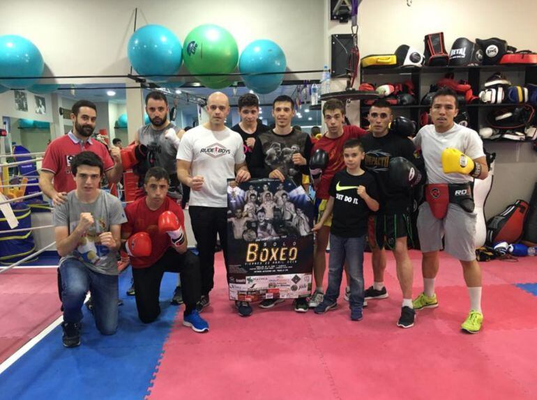 La familia del Fight Club Albacete, sobre un cuadrilátero