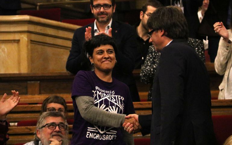 Carles Puigdemont saluda la diputada de la CUP Anna Gabriel al Parlament, el passat mes de setembre