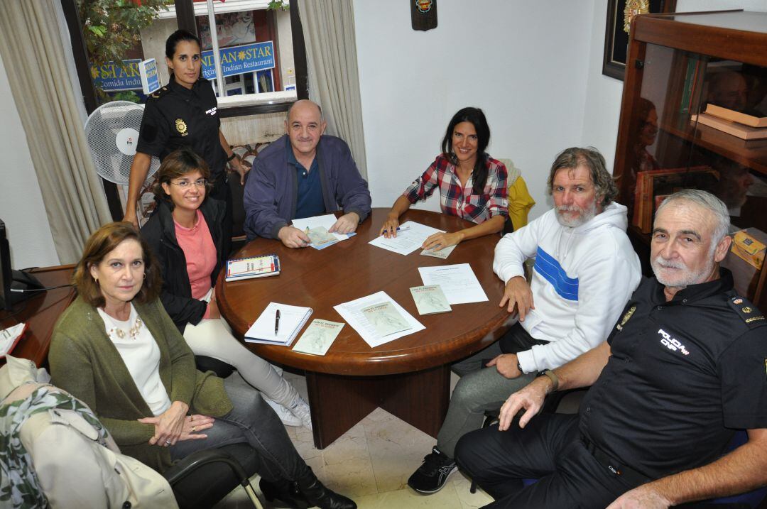 Reunión entre responsables de la Policía Nacional y representantes de los tres institutos públicos de Dénia.