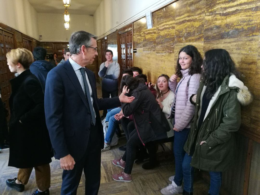 Ignacio Pando dialoga con unos jóvenes en la Audiencia Provincial de Segovia en una imagen de archivo