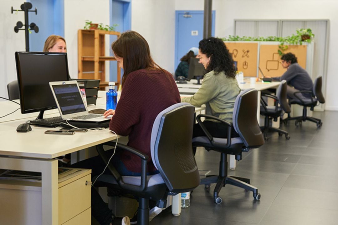 Persones treballant a les instal·lacions del Viver d'Empreses de Salt