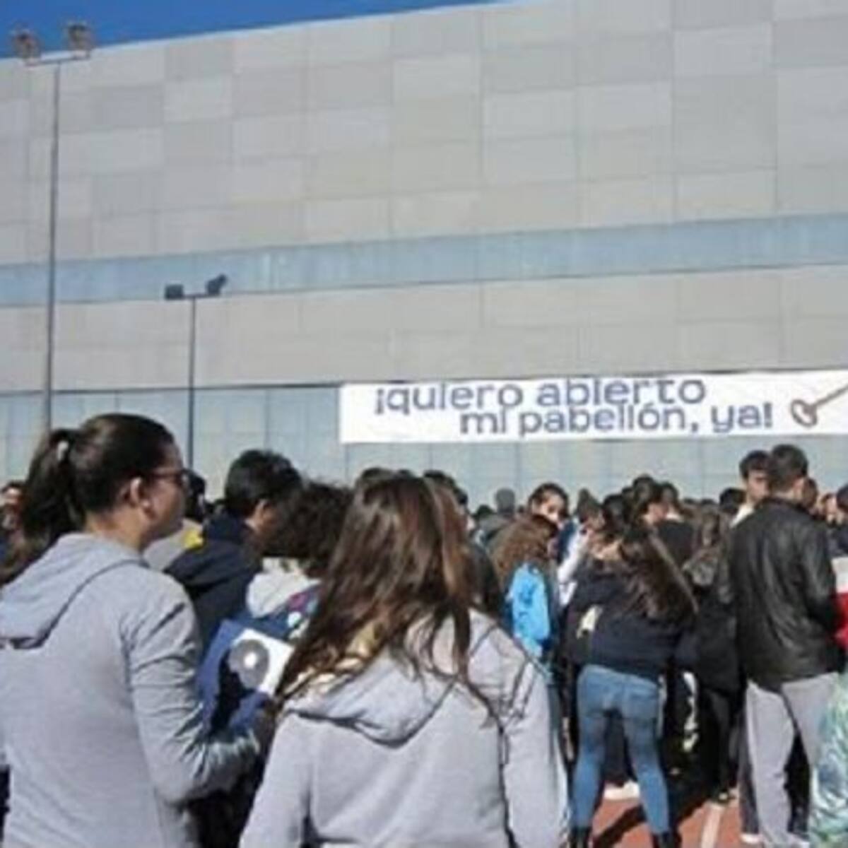 "Hartos" de tener un polideportivo construido y cerrado dese hace cuatro años