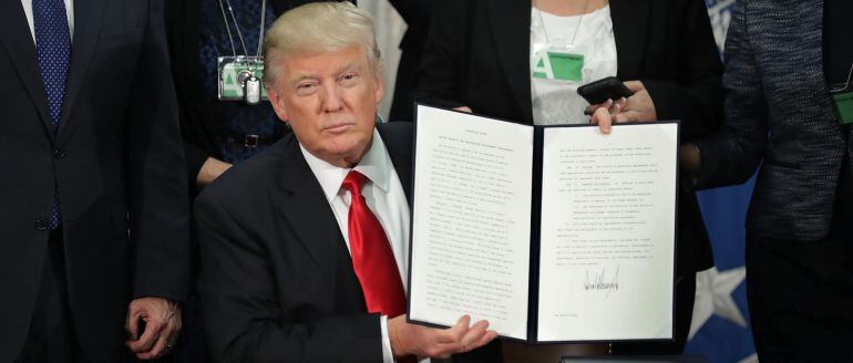 El presidente estadounidense, Donald J. Trump, enseña la firma de la orden ejecutiva para destinar fondos federales a la construcción del muro con México.