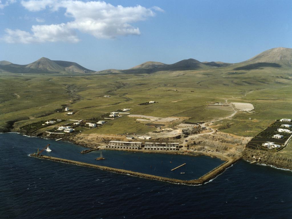 Puerto Calero, en obras, en una imagen de 1987.