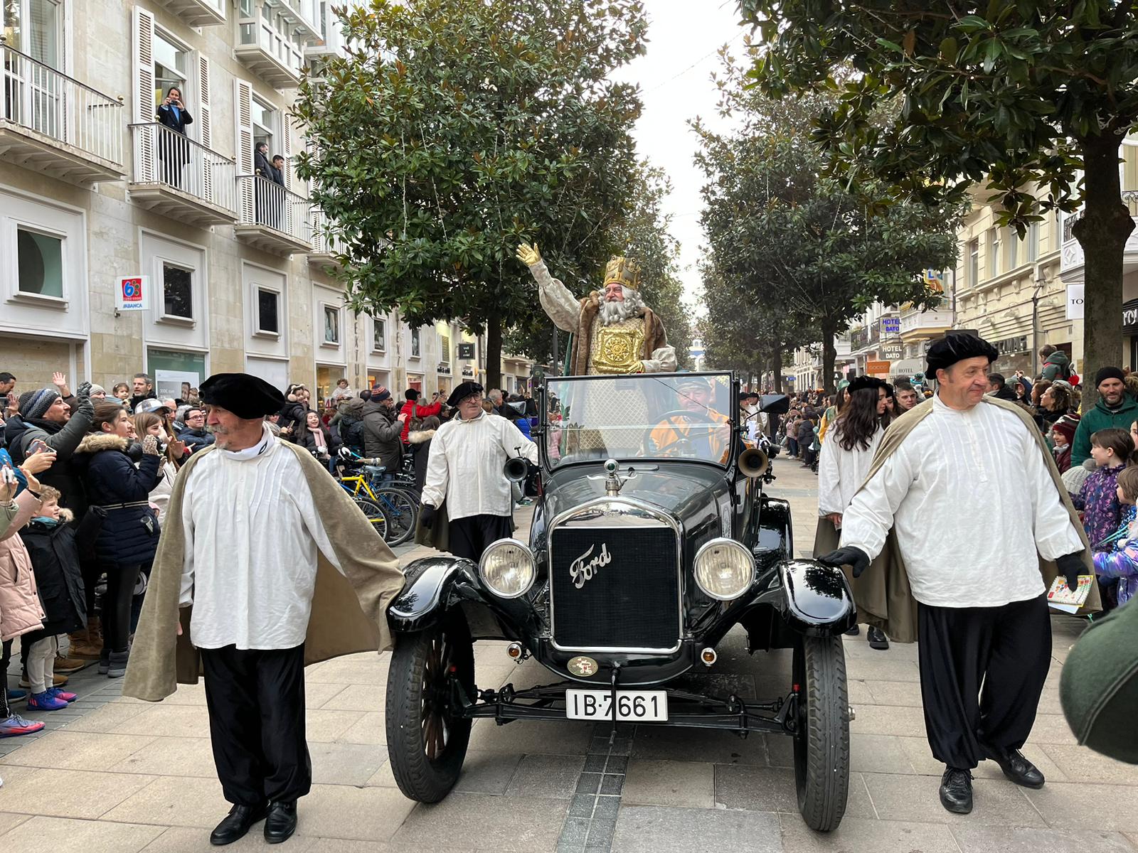 Los Reyes Magos han recorrido la calle Dato tras llegar a la estación de tren