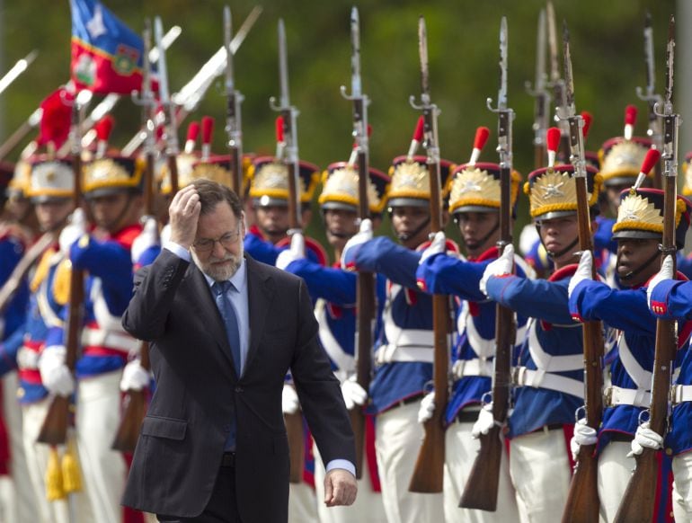 El presidente del Gobierno español, Mariano Rajoy (i), pasa revista a un batallón de 220 soldados de los Dragones de la Independencia, regimiento de honor de la Presidencia brasileña