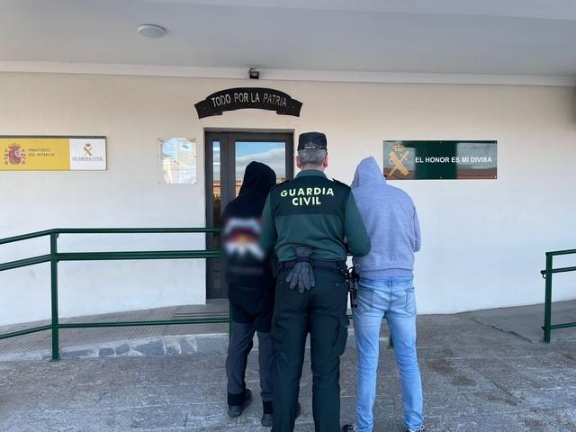 Los dos detenidos frente al cuartel de la Guardia Civil de Navalmoral