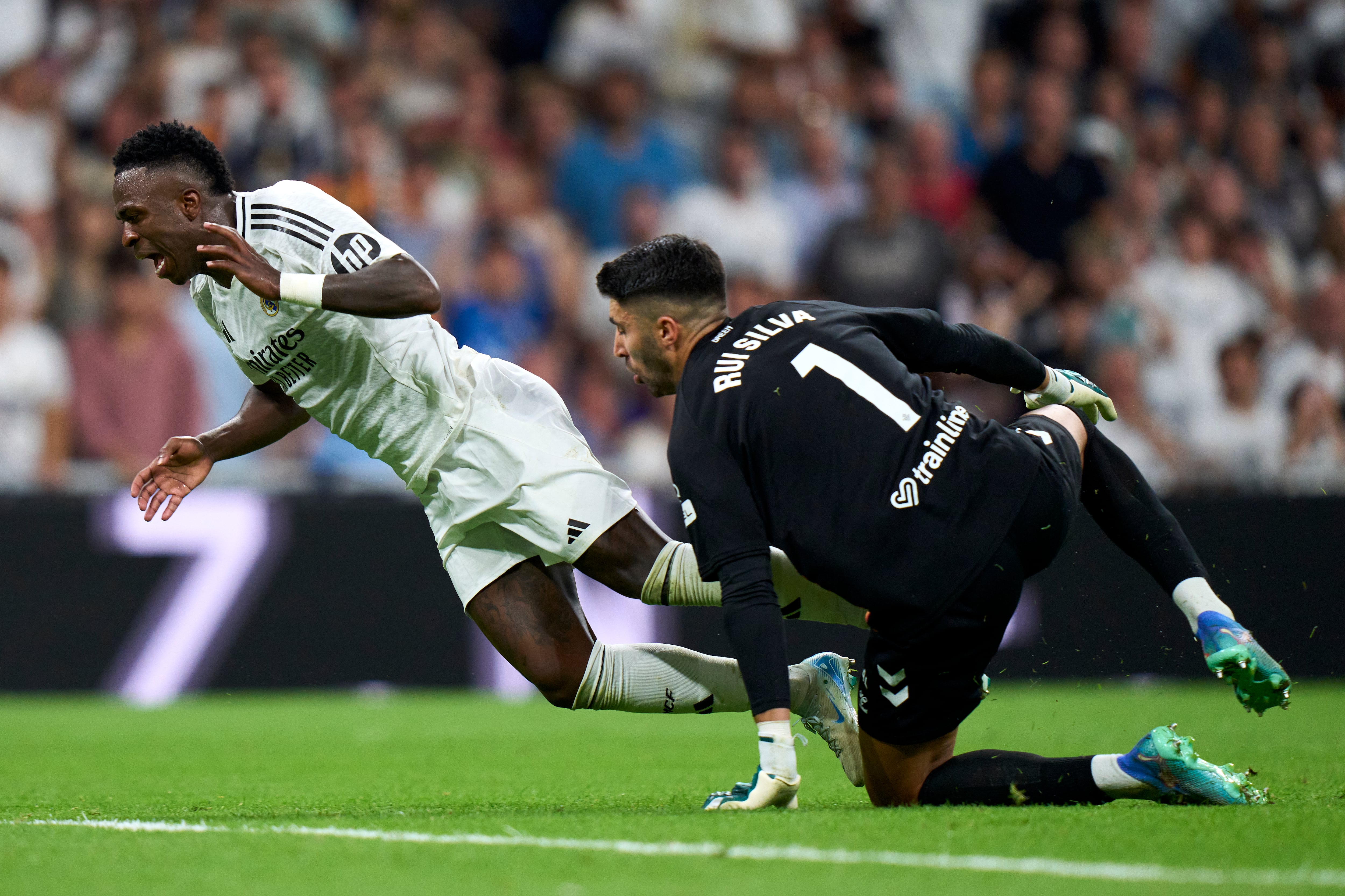 Vinicius Júnior cae ante Rui Silva durante el Real Madrid-Betis