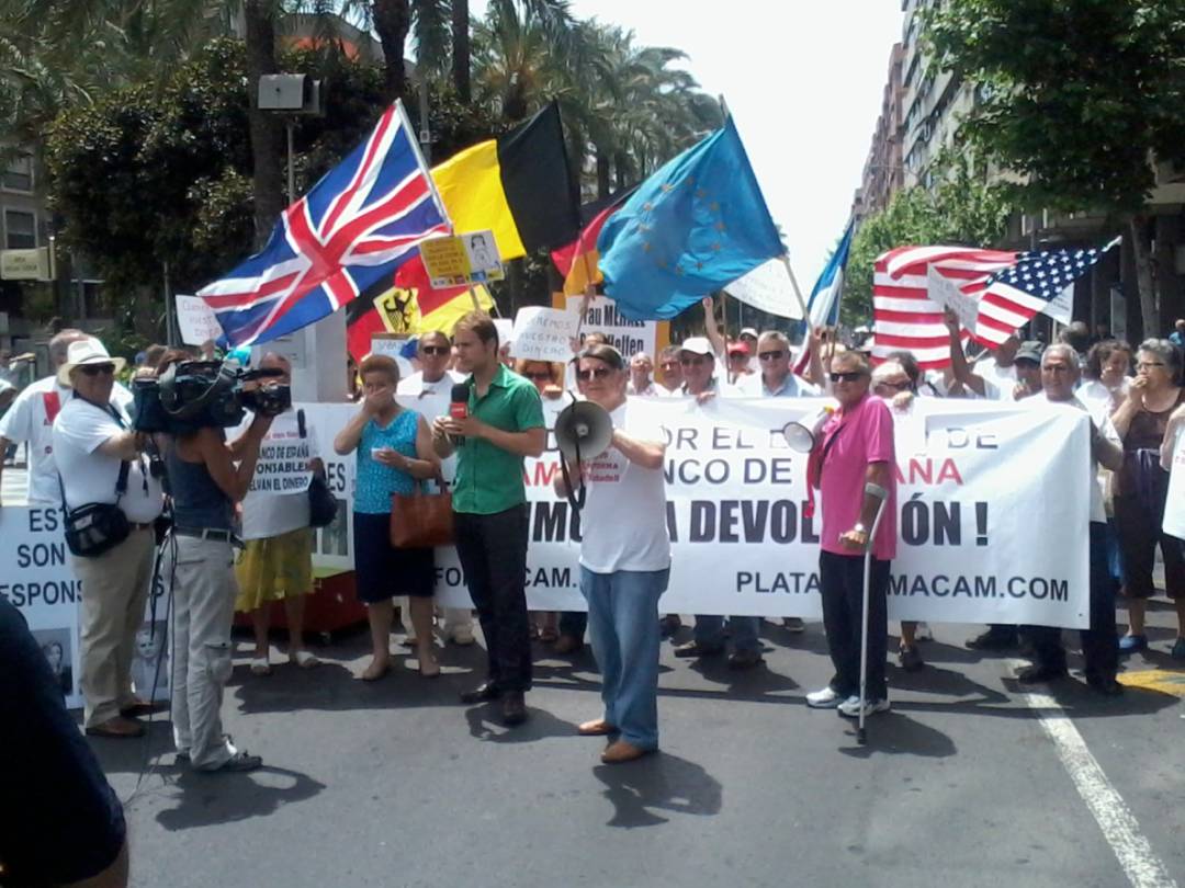 Miembros de la Plataforma CAM durante una de sus protestas por las calles de Alicante.