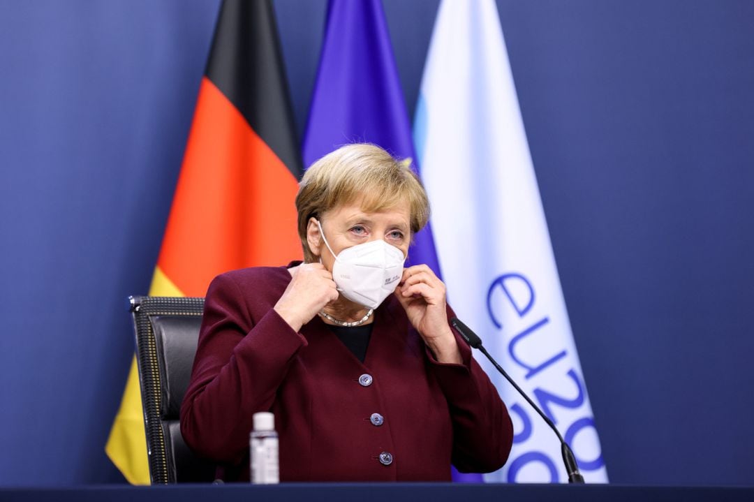 La canciller alemana, Angela Merkel, se quita la máscara para la conferencia de prensa final de la cumbre de la UE en el edificio del Consejo Europeo en Bruselas.