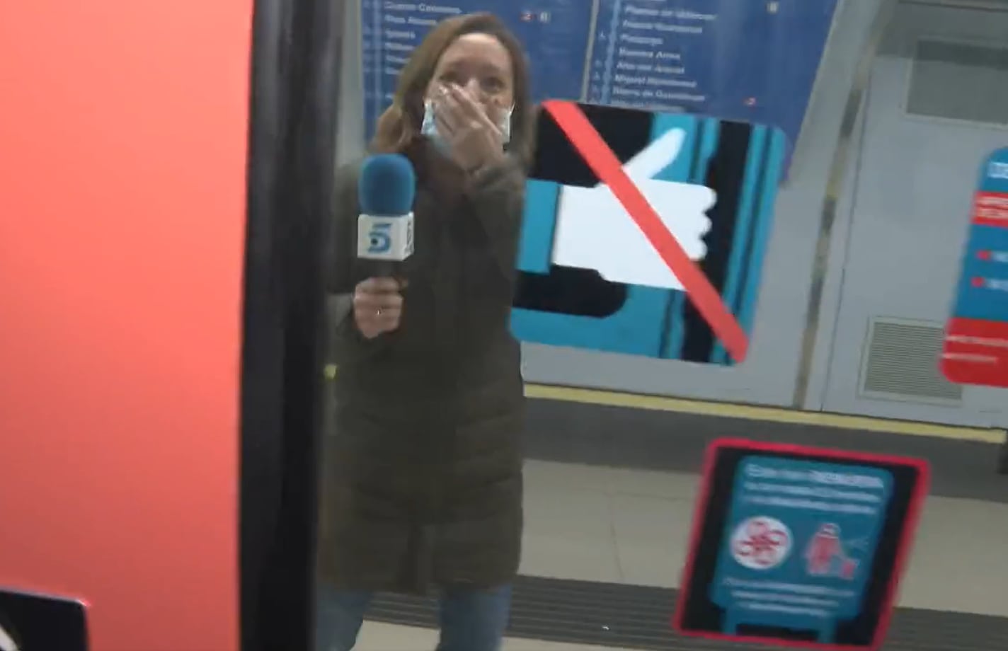 La reportera de Telecinco Sandra Mir, durante una conexión en directo desde Metro de Madrid