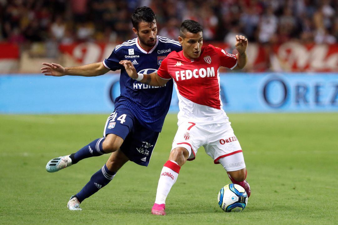 Soccer Football - Ligue 1 - AS Monaco v Olympique Lyonnais - Stade Louis II, Monaco - August 9, 2019   AS Monaco&#039;s Rony Lopes in action with Olympique Lyonnais&#039; Leo Dubois    REUTERS Eric Gaillard