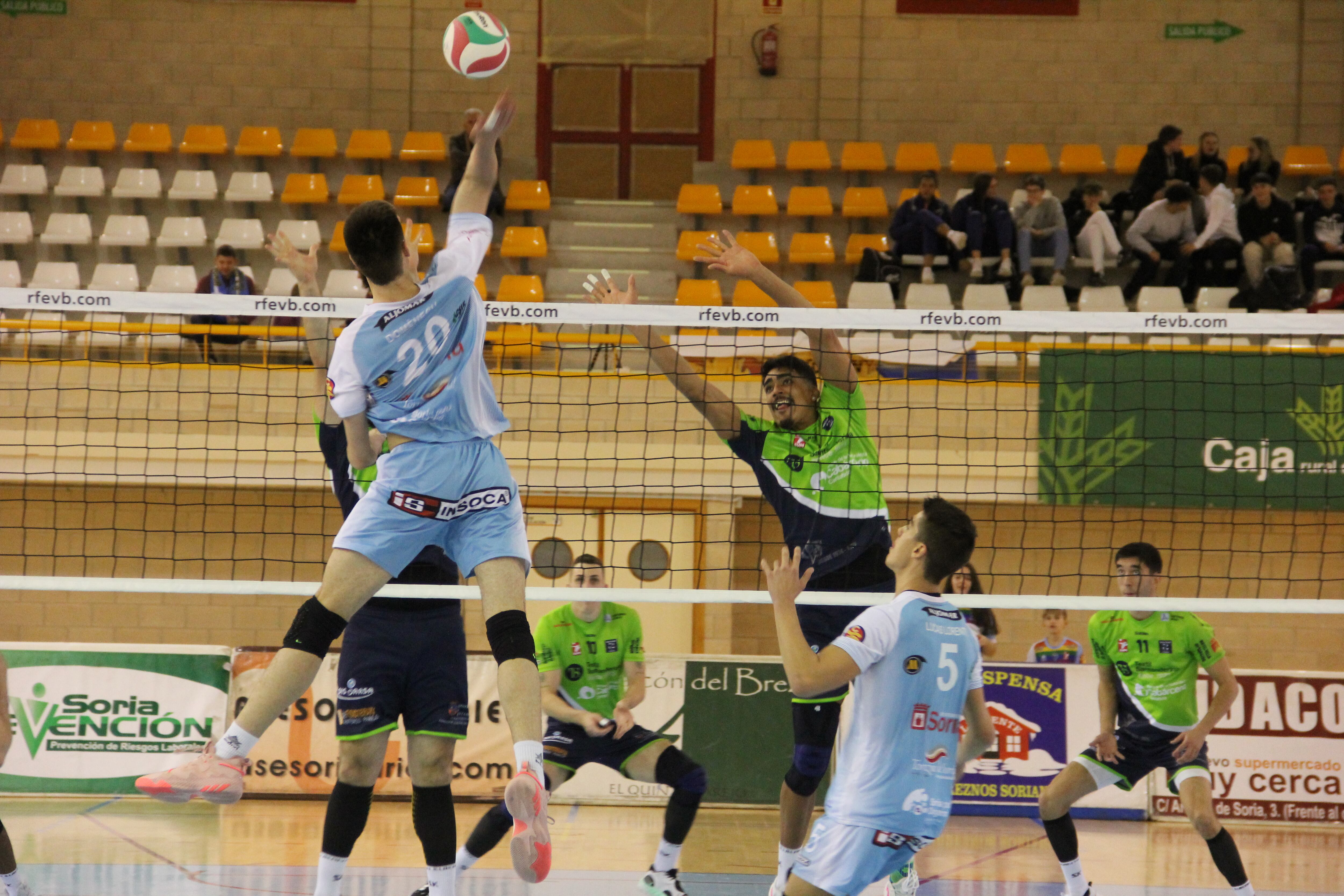 Domenech (20) remata en presencia de Lorente (5) en un partido en Los Pajaritos.