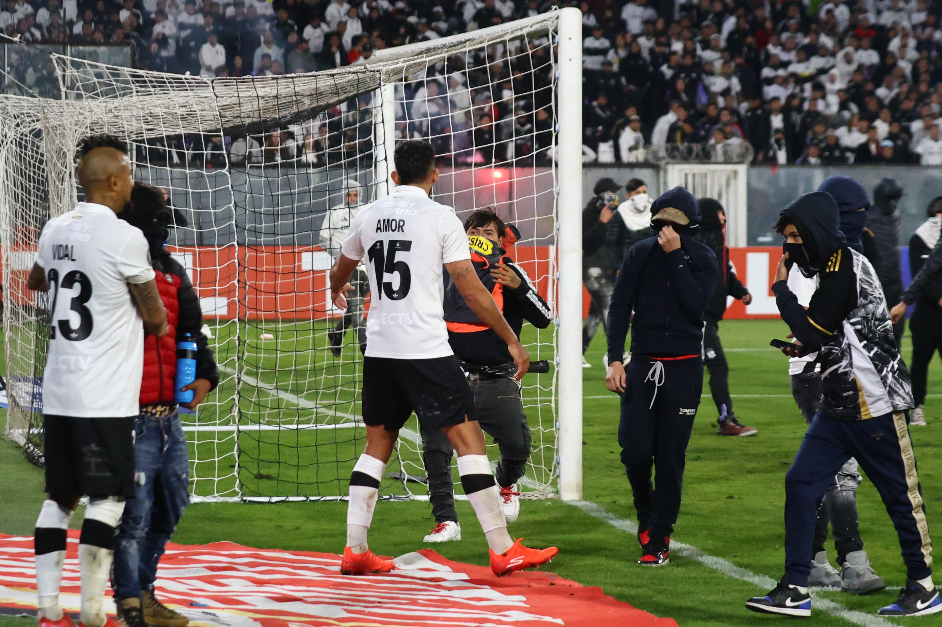 Ultras de Colo Colo invaden el campo durante el enfrentamiento contra el Fortaleza