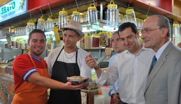Bendodo, Moreno Bonilla y De la Torre han visitado el mercado de Atarazanas