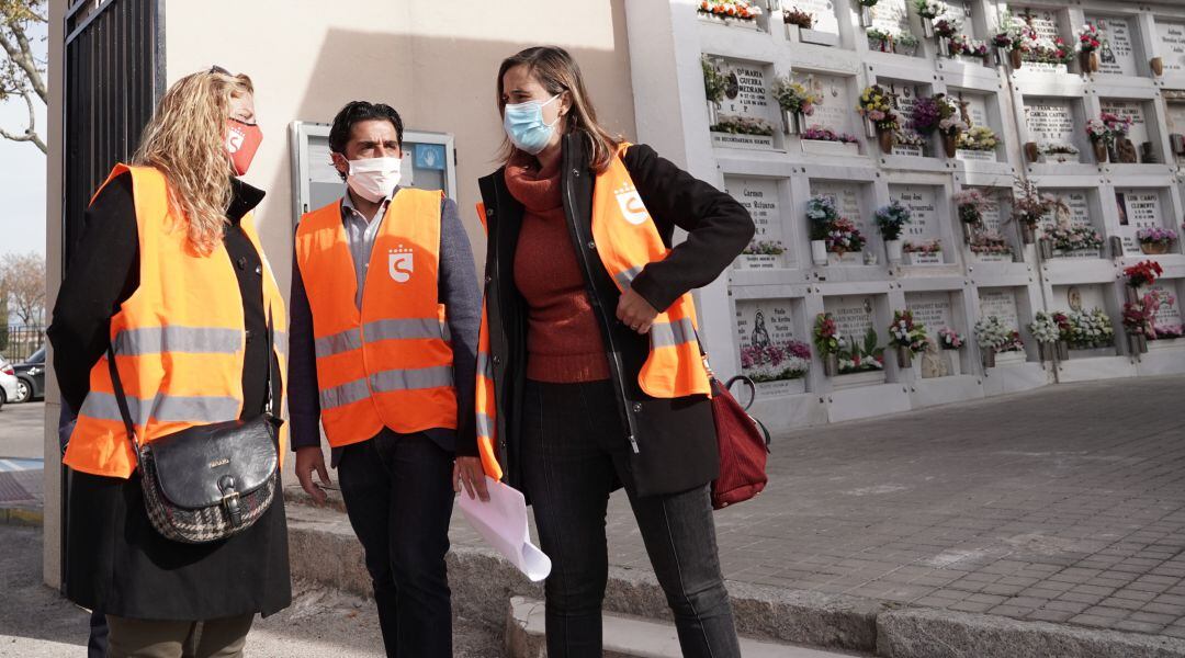 Visita del gobierno municipal a la ampliación del cementerio de Sanse