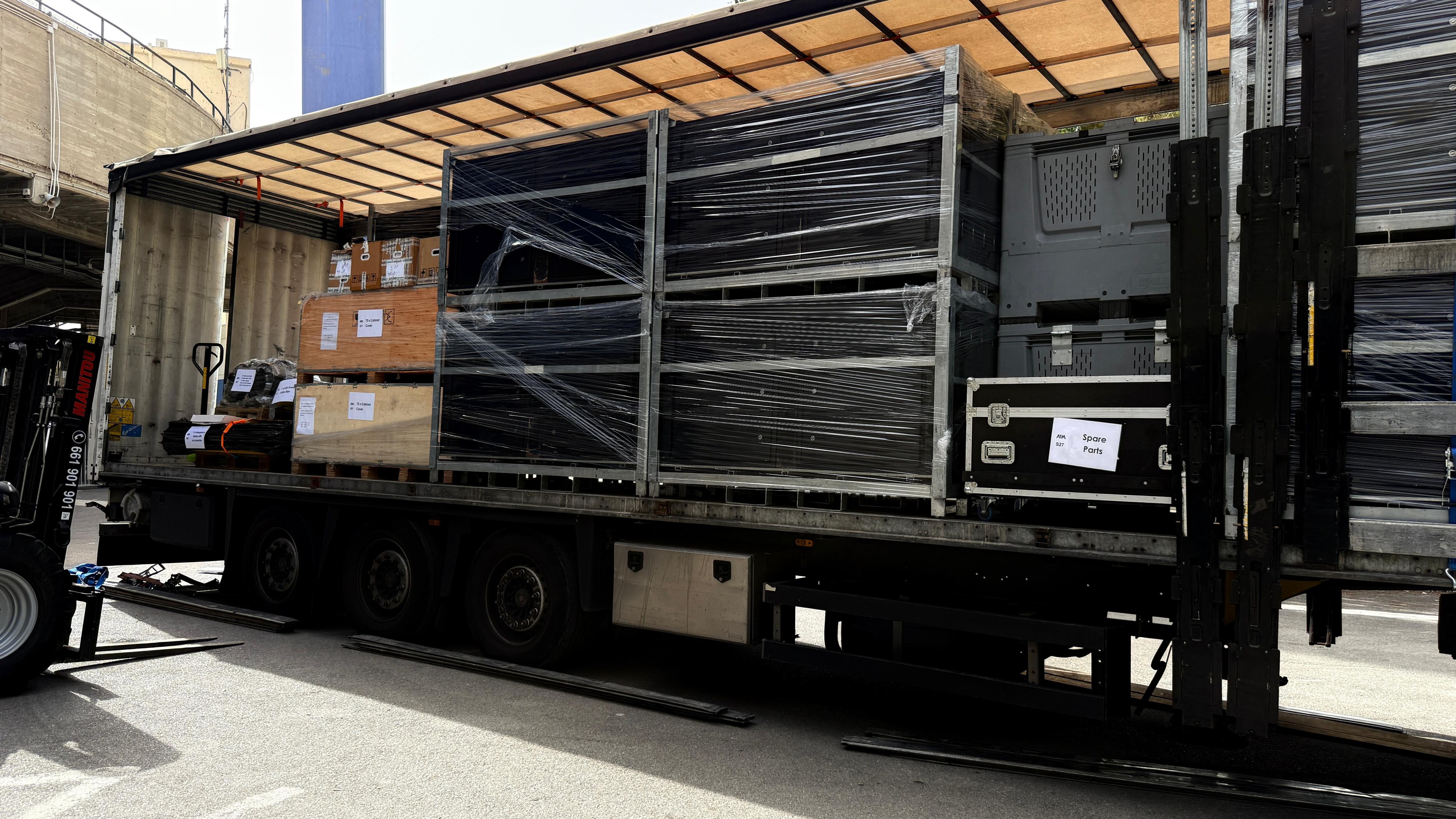 Imagen del camión de la empresa AIM Sport con el material de la UTV