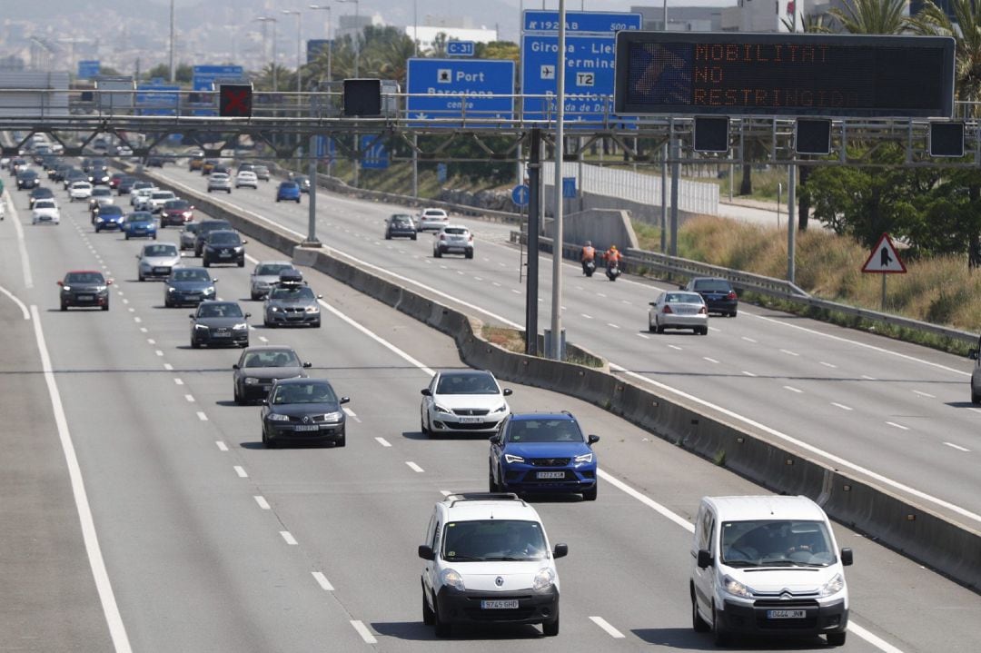 - Vista del tráfico denso en la C31 dirección Tarragona en plena operación salida el primer fin de semana de nueva normalidad.
