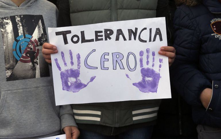 Un manifestante sostiene una pancarta que exige tolerancia cero con la violencia machista durante la concentración que han realizado hoy los vecinos de Boqueixón en repulsa por el asesinato de Ana María Enjamio