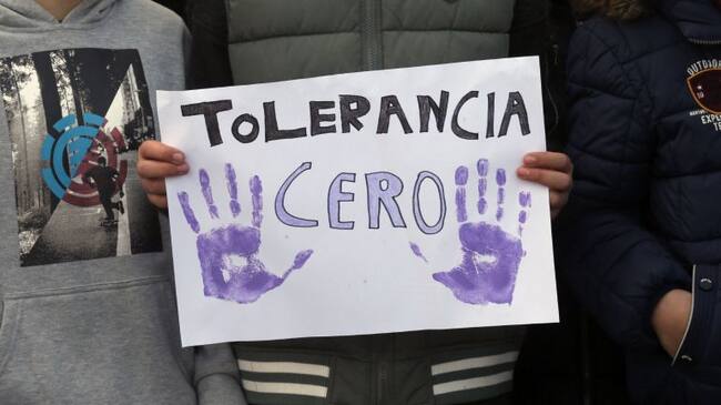 Un manifestante sostiene una pancarta que exige tolerancia cero con la violencia machista durante la concentración que han realizado hoy los vecinos de Boqueixón en repulsa por el asesinato de Ana María Enjamio