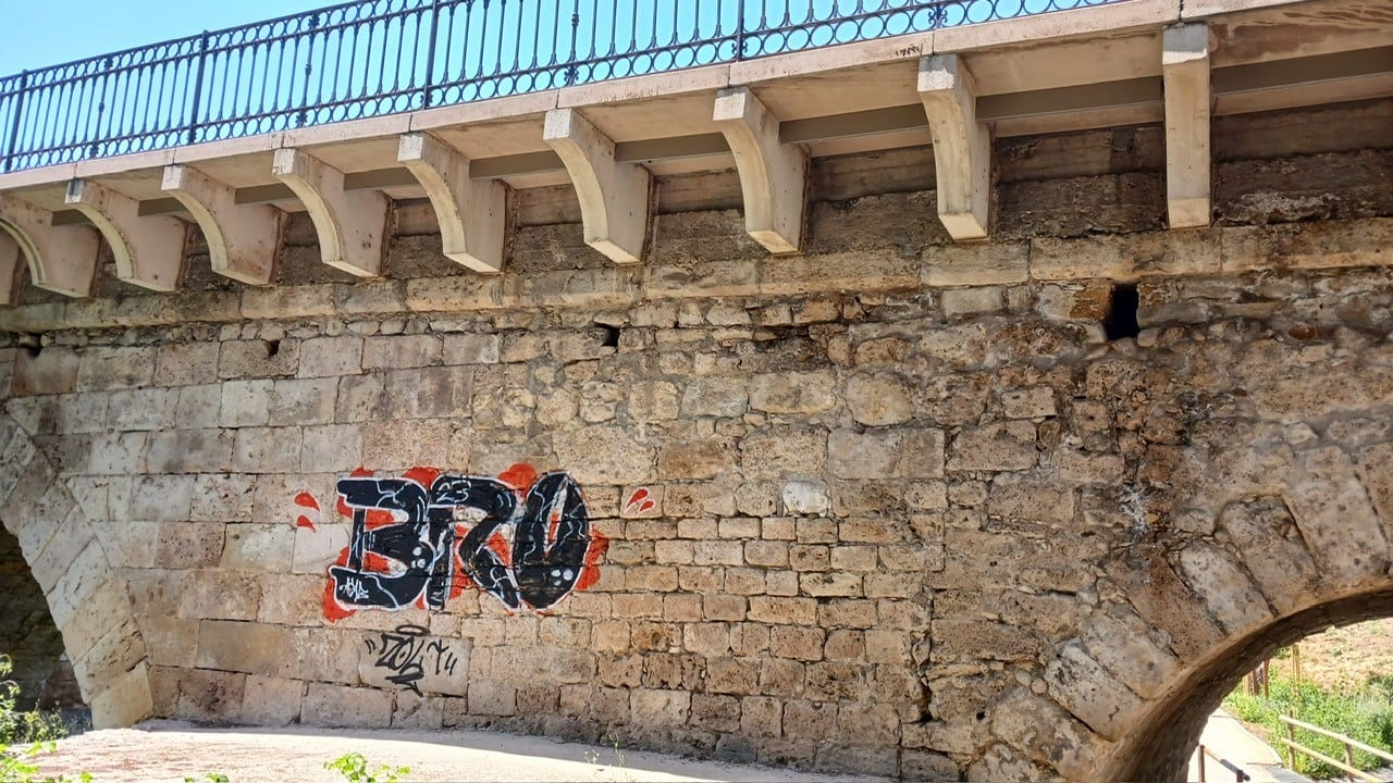 Grafiti sobre el puente árabe de Guadalajara/Foto SER GU