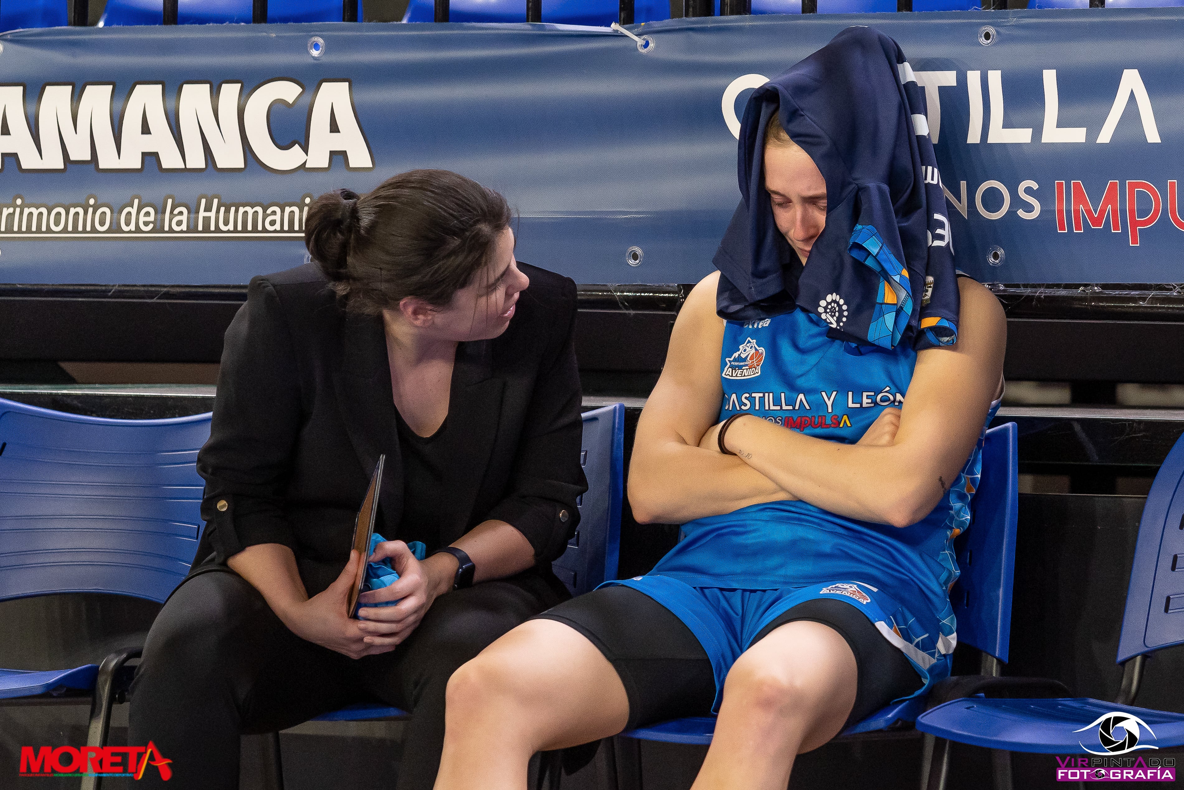 Abby Meyers junto a Raquel Romo en el banquillo de Perfumerías Avenida/CBAvenida