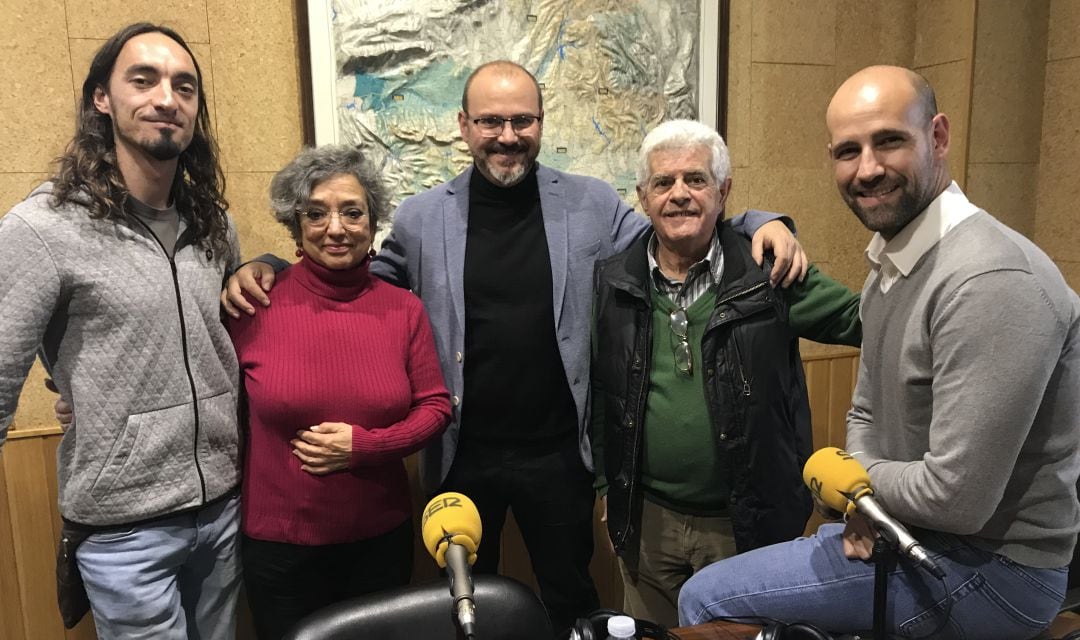 De izquierda a derecha: Alejandro Pacíos, responsable de comunicación de &#039;Regresa el Cepa&#039;; Sol Carnicero, directora de producción de &#039;El Crimen de Cuenca&#039;; Víctor Matellano, director de &#039;Regresa el Cepa&#039;; el actor Guillermo Montesinos, y Gonzálo Miró, en el estudio de SER Cuenca.