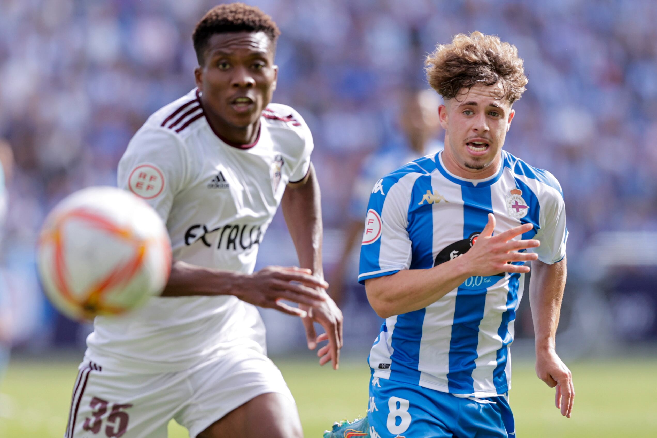 GRAF149. A CORUÑA, 11/06/2022.- El jugador del Deportivo Mario Soriano (d) disputa el balón a Emmanuel (i), del Albacete, durante la final del playoff de ascenso a LaLiga SmartBank, en el estadio de Riazor, por una plaza en Segunda División. EFE/Cabalar