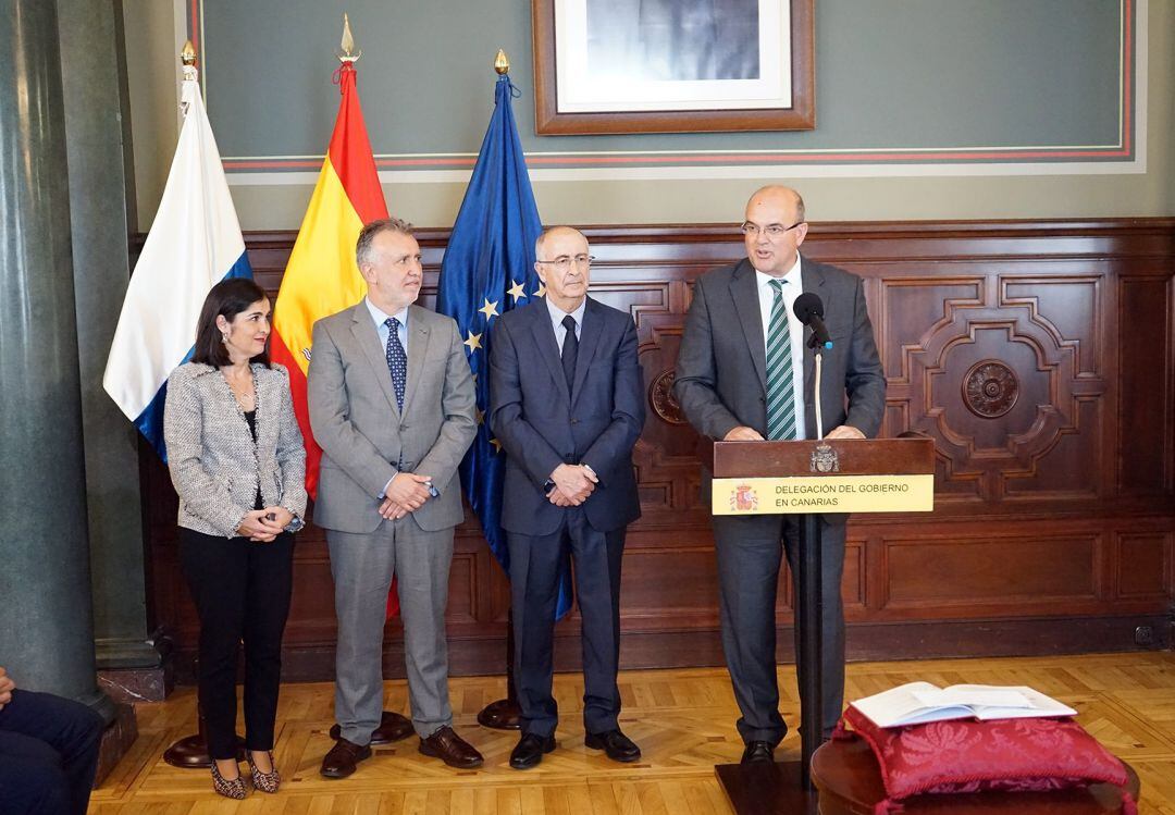 Delegado del Gobierno en Canarias, Anselmo Pestana, acompañado de Carolina Darias, Ángel Víctor Torres y Francisco Hernández Spínola