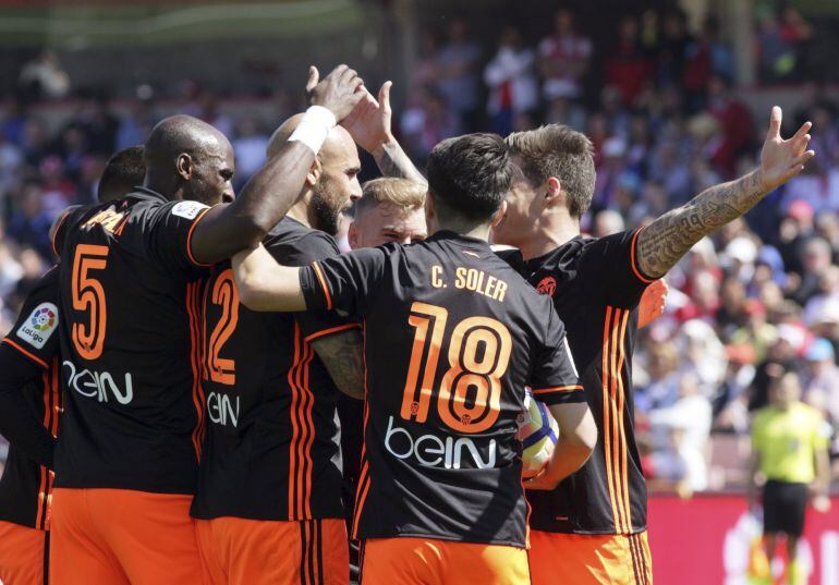 Los jugadores del Valencia celebran con Zaza su segundo gol del partido