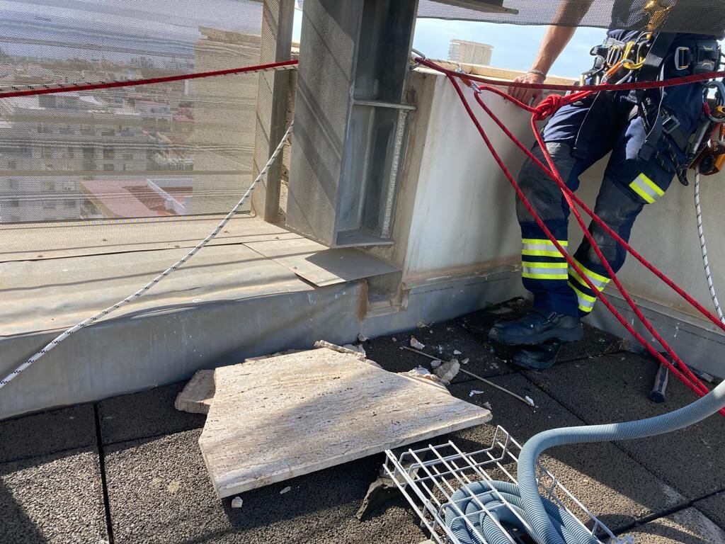 Restos de mármol que han retirado los vecinos antes de desprenderse del inmueble