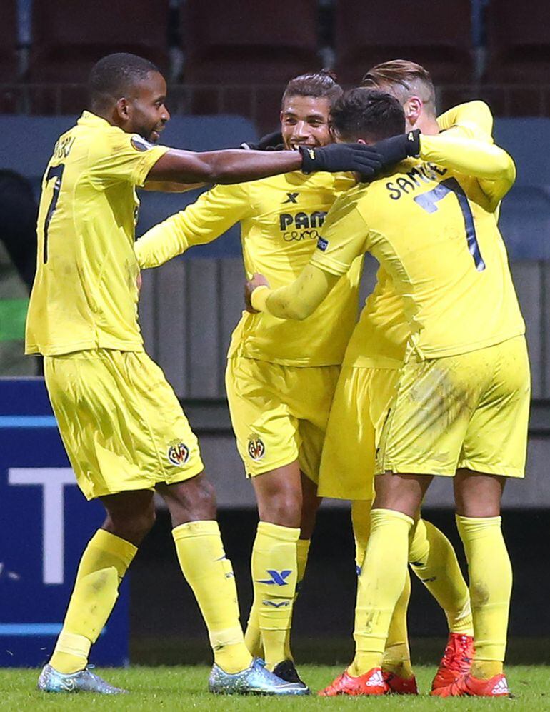 ZEN005- BORISOV (BIELORRUSIA), 5/11/2015.- Los jugadores del Villarreal celebran un gol ante el Dinamo Minsk hoy, jueves 5 de noviembre de 2015, durante el juego por la Liga Europa que se disputa en Borisov, Bielorrusia. EFE/TATYANA ZENKOVICH